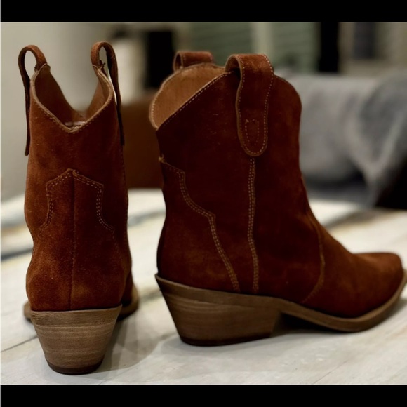 Stylish Steve Madden brown suede, leather cowgirl, boots, 🥾 Suede Boots - Picture 2 of 4
